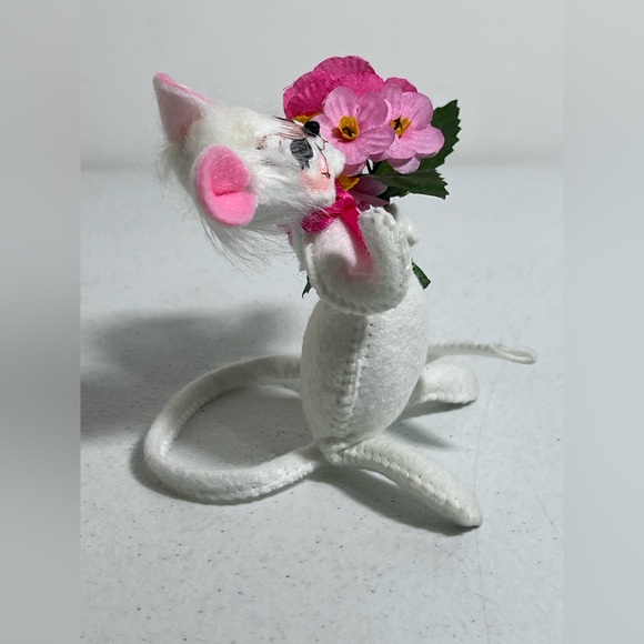 Annalee Mouse Doll with Flowers and Pink Bow 2013 - Picture 4 of 9